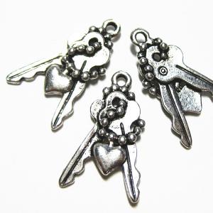 13140-【NYピューター】 どんぐり チャーム 金古美 12mm 5