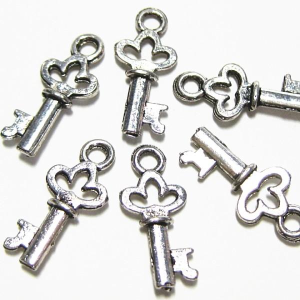 20797-《メタルチャーム・パーツ》　ミニ鍵　銀古美　１６ｘ７mm　約３０個/１セット