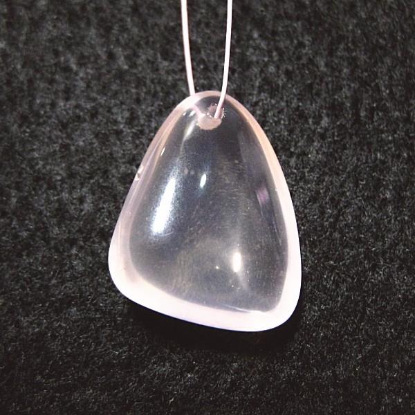 21596-《天然石ペンダント》　マダガスカル・ローズクォーツ　約２０ｘ１６mm（３．５ｇ）　１個