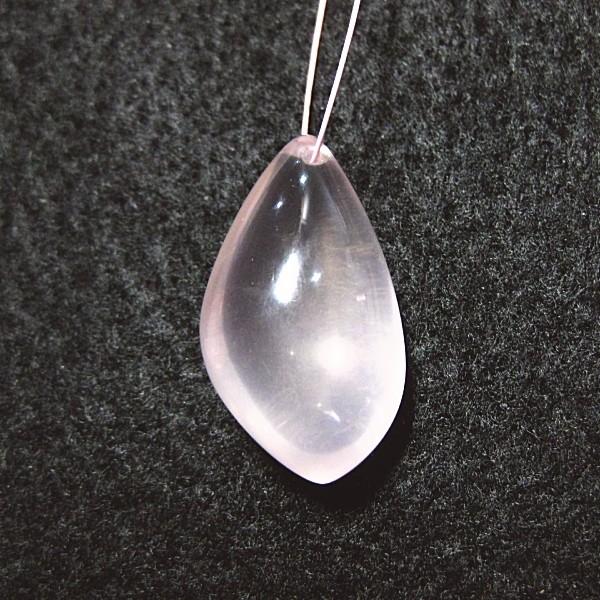 21605-《天然石ペンダント》　マダガスカル・ローズクォーツ　約２５ｘ１４mm（４．９ｇ）　１個