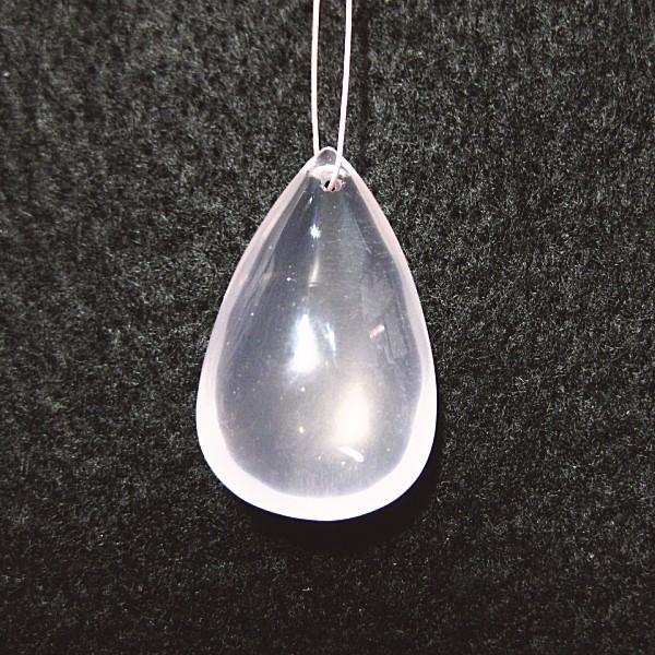 21607-《天然石ペンダント》　マダガスカル・ローズクォーツ　約２７ｘ１７mm（５．６ｇ）　１個