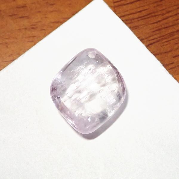 30031-《天然石ペンダント》　クンツァイト　約１９ｘ１６mm（３．４ｇ）　１個