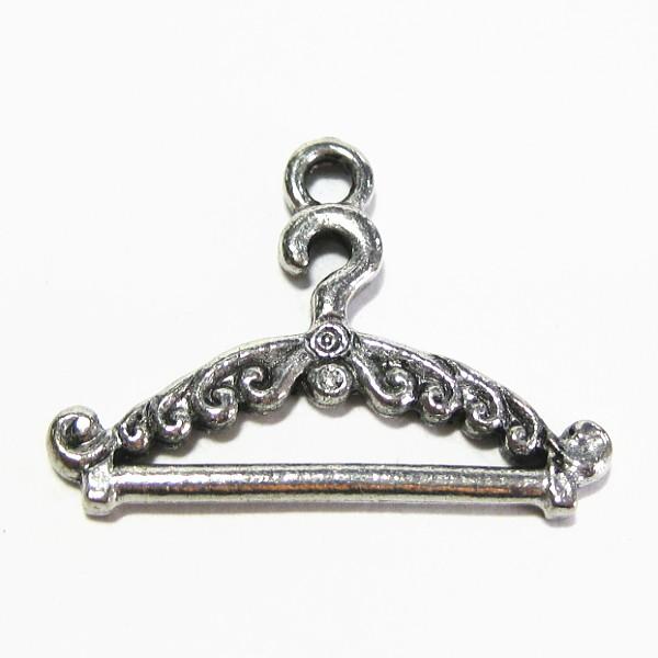 3973-【ＮＹピューター】　ハンガー　チャーム　銀古美　１７x２４mm　５個/１セット