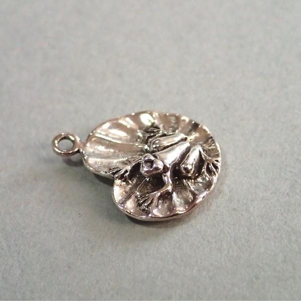 4179-【シルバー９２５】　チャーム　かえる　２０ｘ１６mm　１個