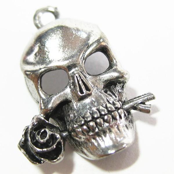 4353-【ＮＹピューター】　骸骨と薔薇　チャーム　銀古美　２１mm　５個/１セット