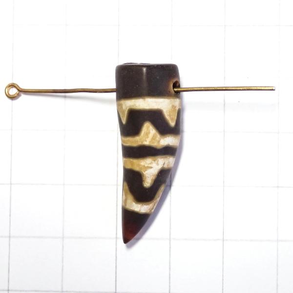 5132-《天然石　天珠》　牙型　四線虎牙天珠　約３３ｘ１２ｍｍ　１個