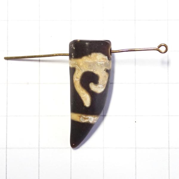 5134-《天然石　天珠》　牙型　金銭鉤天珠　約３３ｘ１２．５ｍｍ　１個