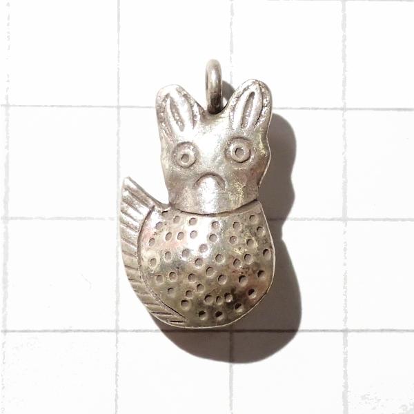 5246-【シルバー９２５】　チャーム　ねこ魚　約２４ｘ１４mm　１個