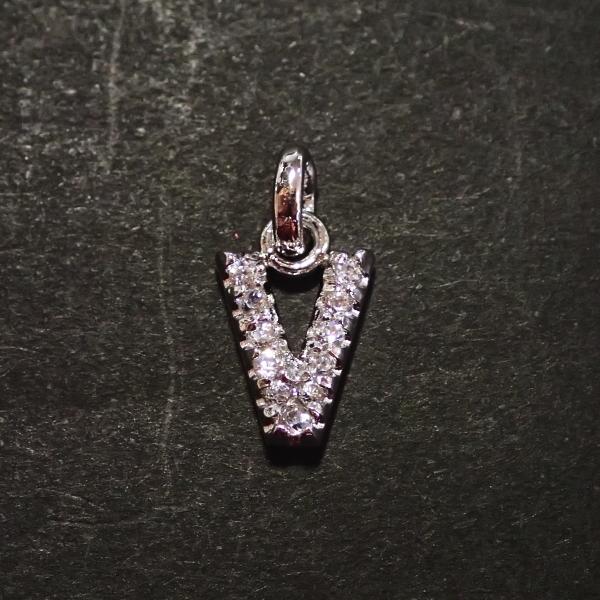 5367-ジルコニア　アルファベット（Ｖ）　クリア　銀色　１０．８ｘ８．７mm　１個