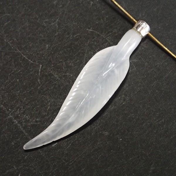5446-《天然石いろいろ》　羽根チャーム　ホワイトジェイド　４７x１２mm（ホール１mm）　１個
