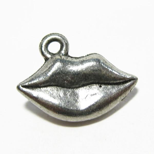 6853-【ＮＹピューター】　くちびる　チャーム　銀古美　１６mm　５個/１セット