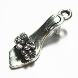 7637-【ＮＹピューター】　お花のサンダル　チャーム　銀古美　２０mm　５個/１セット