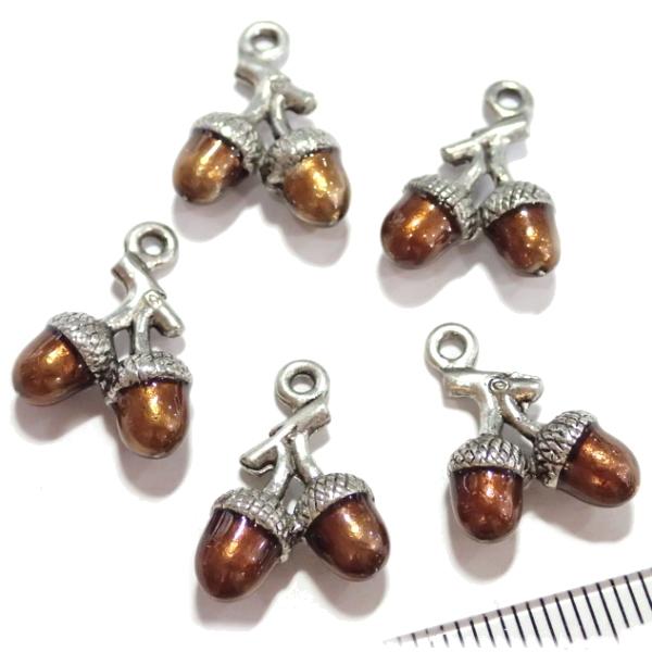 7699-【ＮＹピューター】　どんぐり双子　チャーム　銀色　１３mm　５個/１セット