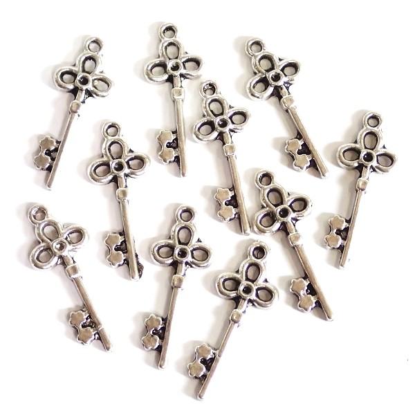 7721-《メタルチャーム・パーツ》　鍵　銀古美　３２x１２mm　１０個/１セット