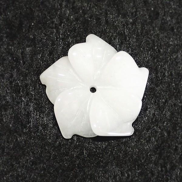 7778-《天然石　フラワー》　ホワイトジェイド　１８mm　１個