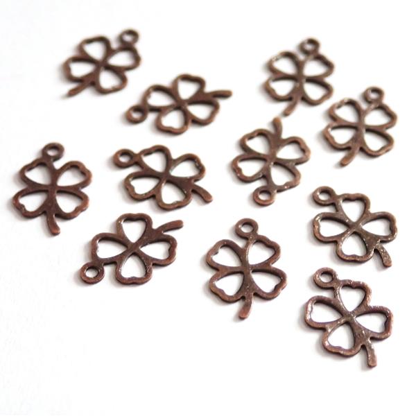 8301-《メタルチャーム・パーツ》　４つ葉のクローバー　銅古美　６ｘ１０mm　１０個/１セット