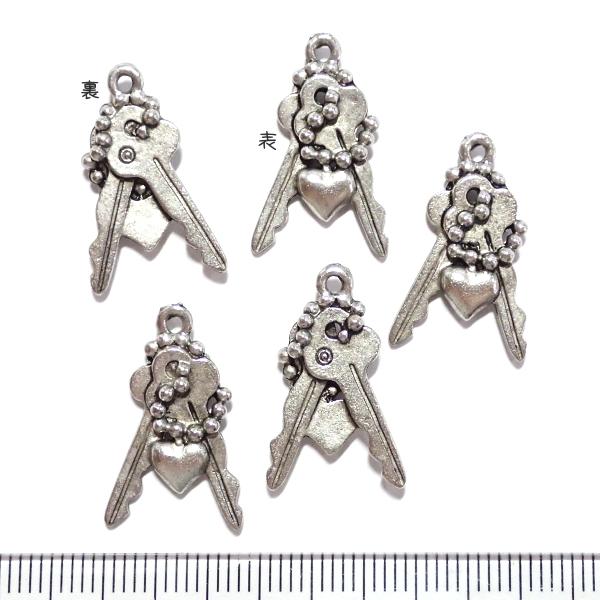 8442-【ＮＹピューター】　ハートとキー　チャーム　銀古美　１９mm　５個/１セット