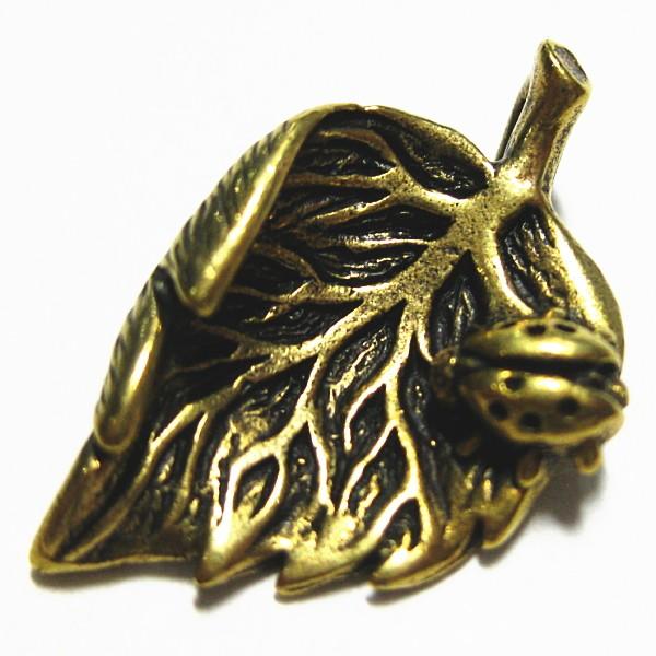 9271-【ＮＹピューター】　葉っぱとテントウムシ　チャーム　真鍮古美　２４mm　５個/１セット