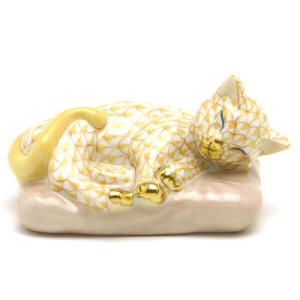 ヘレンド ねこ 置物 枕の上で眠るネコ 黄色の鱗模様 手描き 猫 磁器製 飾り物 Herend｜herend-met