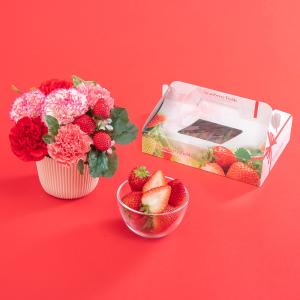 【日比谷花壇公式】母の日 【4/30-5/1 早期お届け限定】 いちご「古都華」2パックと赤ピンク系アレンジメントのセット 60代 70代 80代