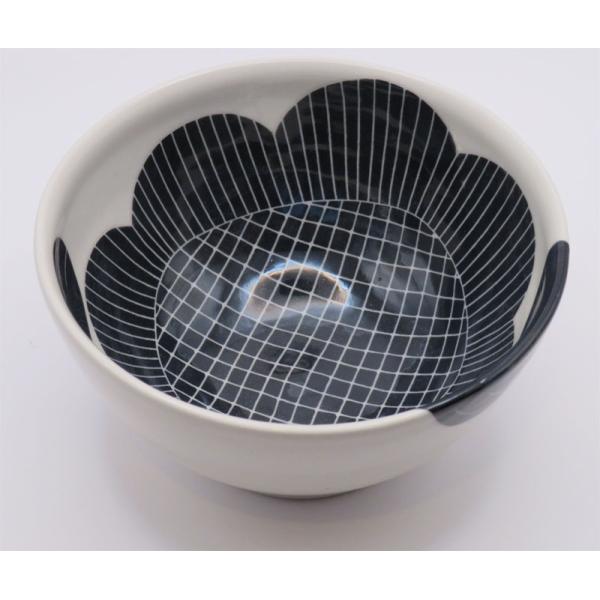 愛媛県指定無形文化財　伝統工芸品　砥部焼 元晴窯 掻落とし 花の丼鉢 小 (黒）