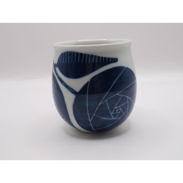 愛媛県指定無形文化財　伝統工芸品　砥部焼 元晴窯 掻落とし 花の湯呑（青）