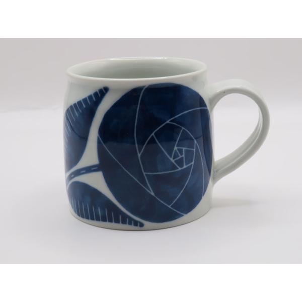 愛媛県指定無形文化財　伝統工芸品　砥部焼 元晴窯 掻落とし 花のマグカップ（青）