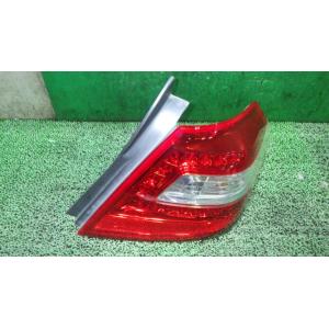 ティアナ DBA-J32 右テールランプ STANLEY P7271 26550-JN20A 中古