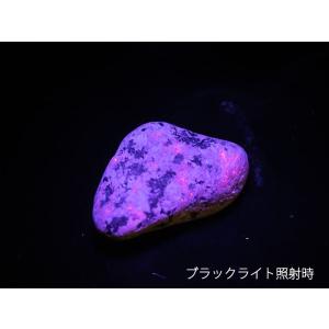 ユーパーライト 原石 約24g（蛍光鉱物）