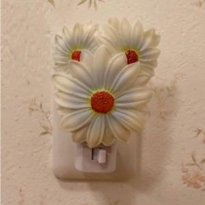 レジン製ナイトランプ デイジー ナイトライト フットライト コンセントライト<br>照明 壁灯 足元ライト 足元灯 常夜灯 ヨーロピアン クラシック