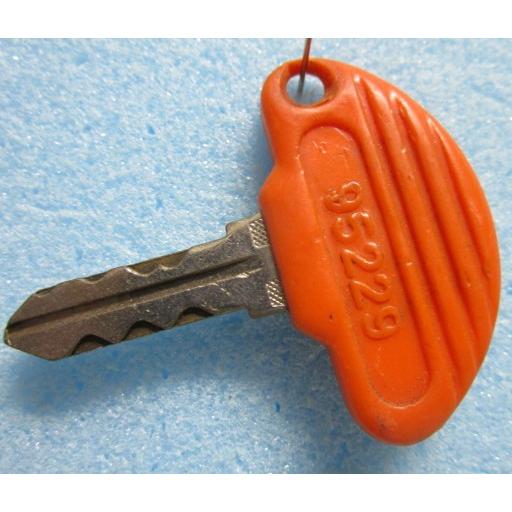 ※※ 純正:95229/オレンジ　ドアキー　アルゼ系/ユニバーサル　パチスロ実機用【鍵,かぎ,カギ】...