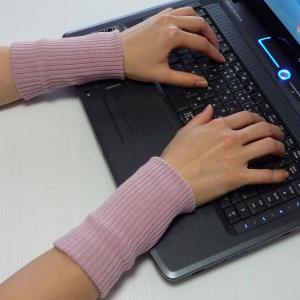 今年のいちおし！裏シルク手首ウォーマー ☆ブラック☆アイボリー☆ワイン☆ピンク