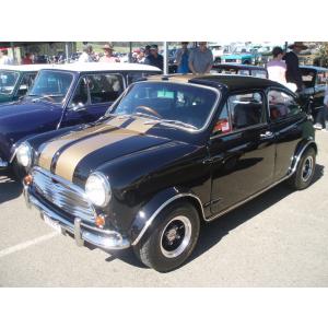 京商 1/18 モーリス ミニ Mk.1 1959 チェリーレッド : キッドボックス