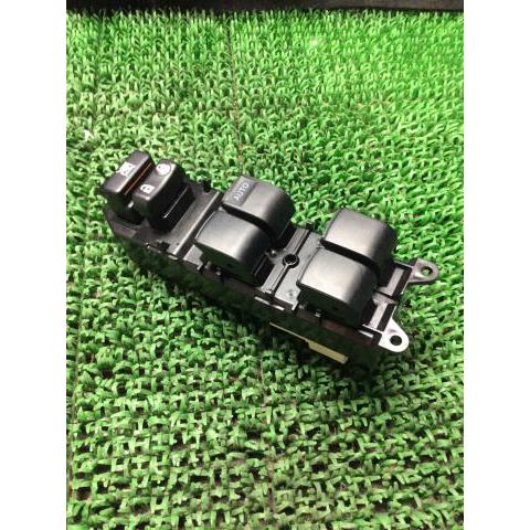 アクア DAA-NHP10 パワーウインドウスイッチ S 082  84820-33260