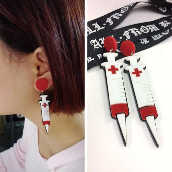 送料無料 注射器 モチーフ アクリル ピアス レディース やみかわいい ユニーク コスプレ 派手 ヒ...