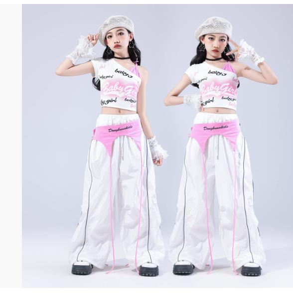 ジャズダンス衣装の女の子、トレンディでおしゃれな子供モデル、ショーでおしゃれな服、スーツ、ジュニアジ...