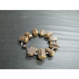 沈香彫刻ドングリブレスレット　香木ブレスレット　沈香ブレスレット 香木ブレスレット　沈香アクセサリー　どんぐり　彫刻　工芸　作家　重さ：１７ｇ
