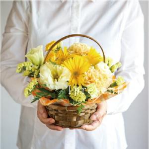 生花 イエロー アレンジメント カゴ付き 還暦 古希 退職祝い 母 お祝い 誕生日 入学内祝 プレゼ...