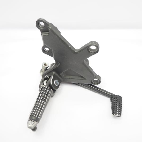 割れ無! ZX-10R ZX1000J K 11-15年 純正ステップ右 ホルダー ステッププレート...