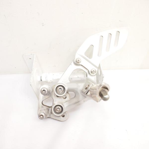 GSX-R600 JS1GN7DA462115 06年外し純正メインステップ左ステップホルダー ステ...