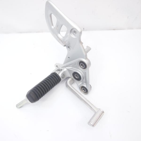 GSX1300R純正ステップ右 割れなし 06年外し 〜07年 24F刻印 隼 ハヤブサ