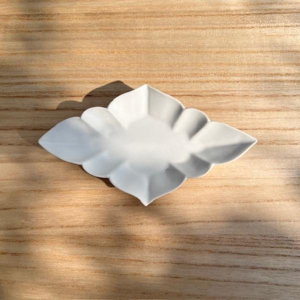 臼杵焼　USUKIYAKI 　稜花菱豆皿　ホワイト  USUKIYAKI研究所