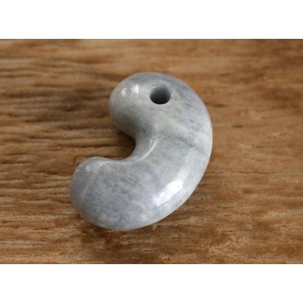 糸魚川翡翠勾玉 M09498 日本ヒスイ鉱業 制作 25mm*17mm*9mm 糸魚川産 ひすい 勾...