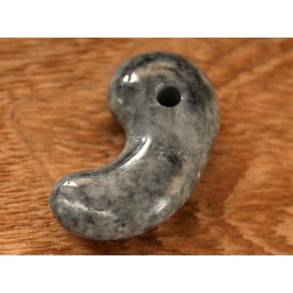 糸魚川黒翡翠勾玉 M09970 SeaVer 作 35mm*20mm*11mm 糸魚川産 黒ひすい ...