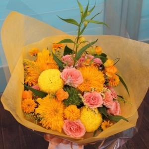 【過去作品】オレンジ系花束 季節のお花でお作りし...の商品画像