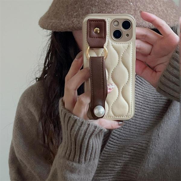 インスタ映えベージュクリーム色ハンドベルト付き指紋防止パール合皮なみなみ上品かわいいスマホケースアイ...