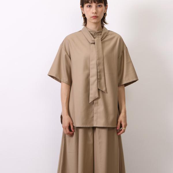 取り外し可能なボウタイ付き 異なる表情を楽しめる2WAY バンドカラーブラウス