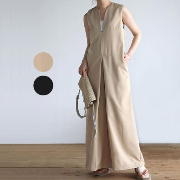 ゆとりのあるシルエットとシャープな印象の深Ｖネックオールインワン