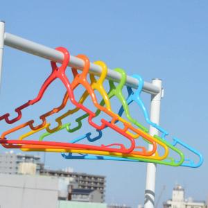 洗濯ハンガー Kogure カラフル キャッチフックハンガー 5本組 （ 物干しハンガー 洗濯物干し グリップ フック付き ）｜interior-palette