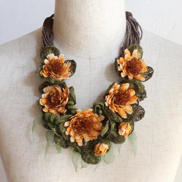 ハンドメイドレースフラワー ボタニカルネックレス大輪のガーベラ オヤモチーフ